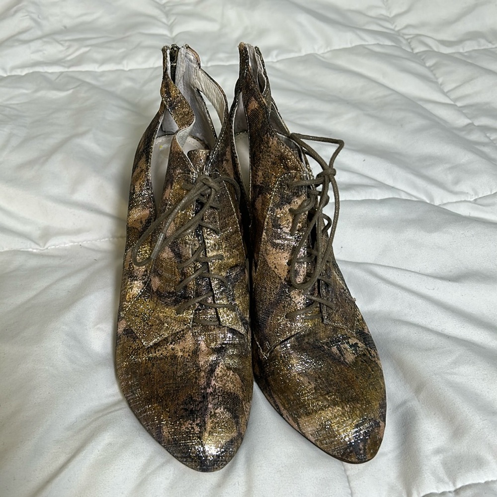 Womens Louise et Cie fabric metallic print gold 4” heels booties. Size 10.